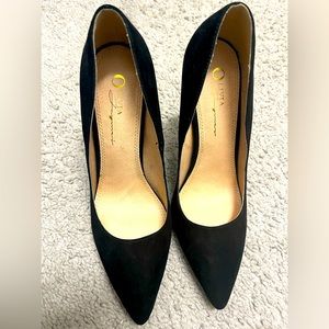 Olivia Ferguson black heels size 7